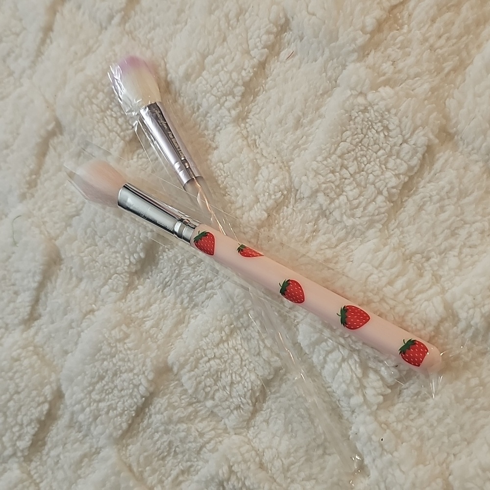 SLMISSGLAM Strawberry Blusher & Contour Brush Full Size Cosmetics Tools
